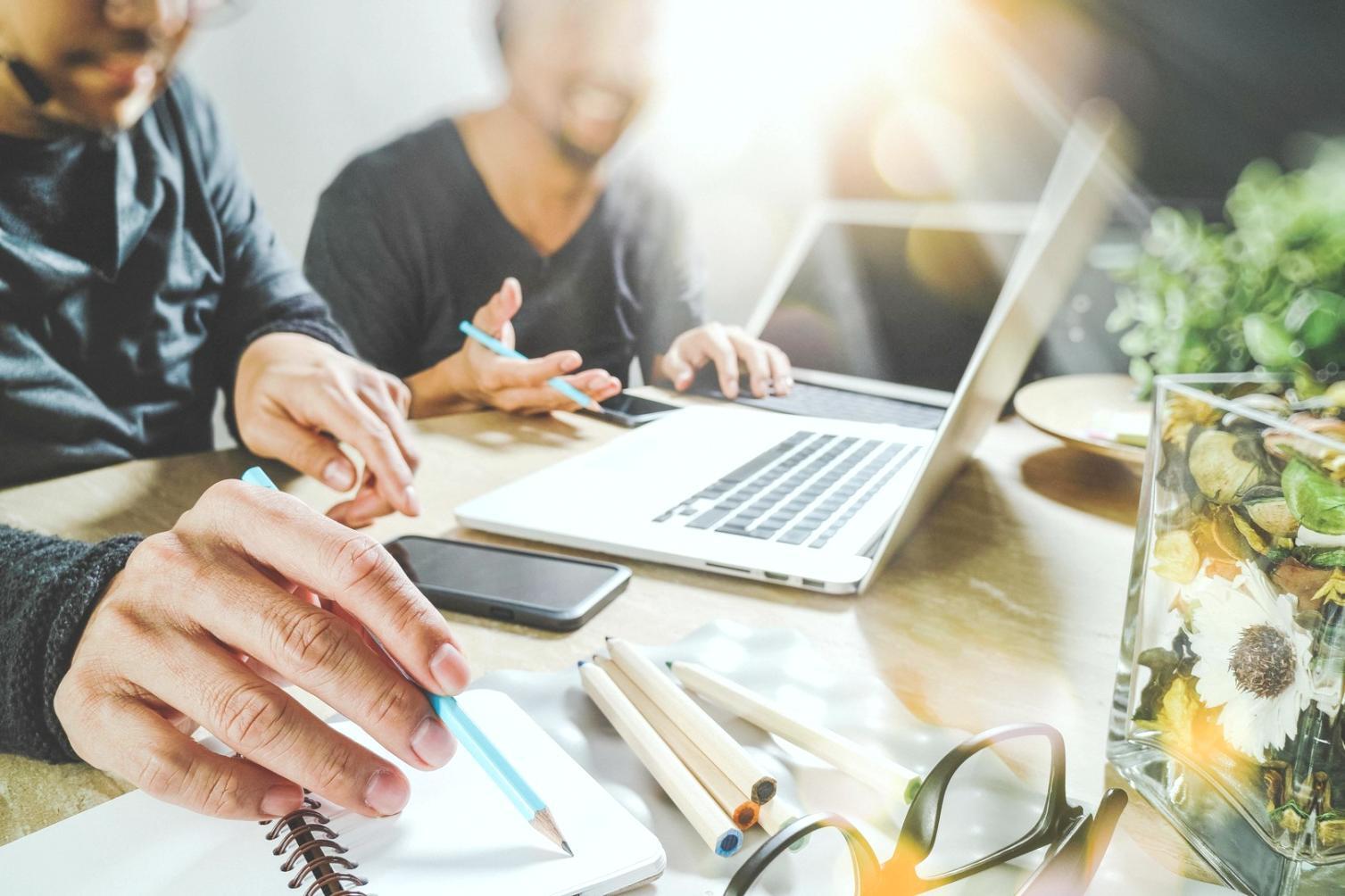 Team di lavoro che collabora su progetti SEO